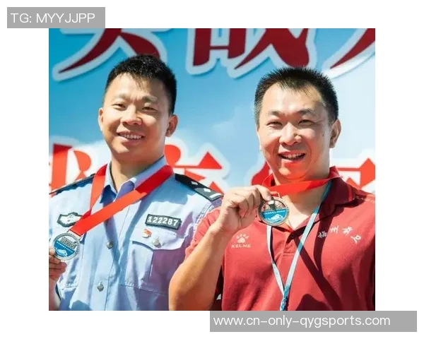 探索足球鞋CR8的魅力与性能提升，助你在球场上尽显风采与实力